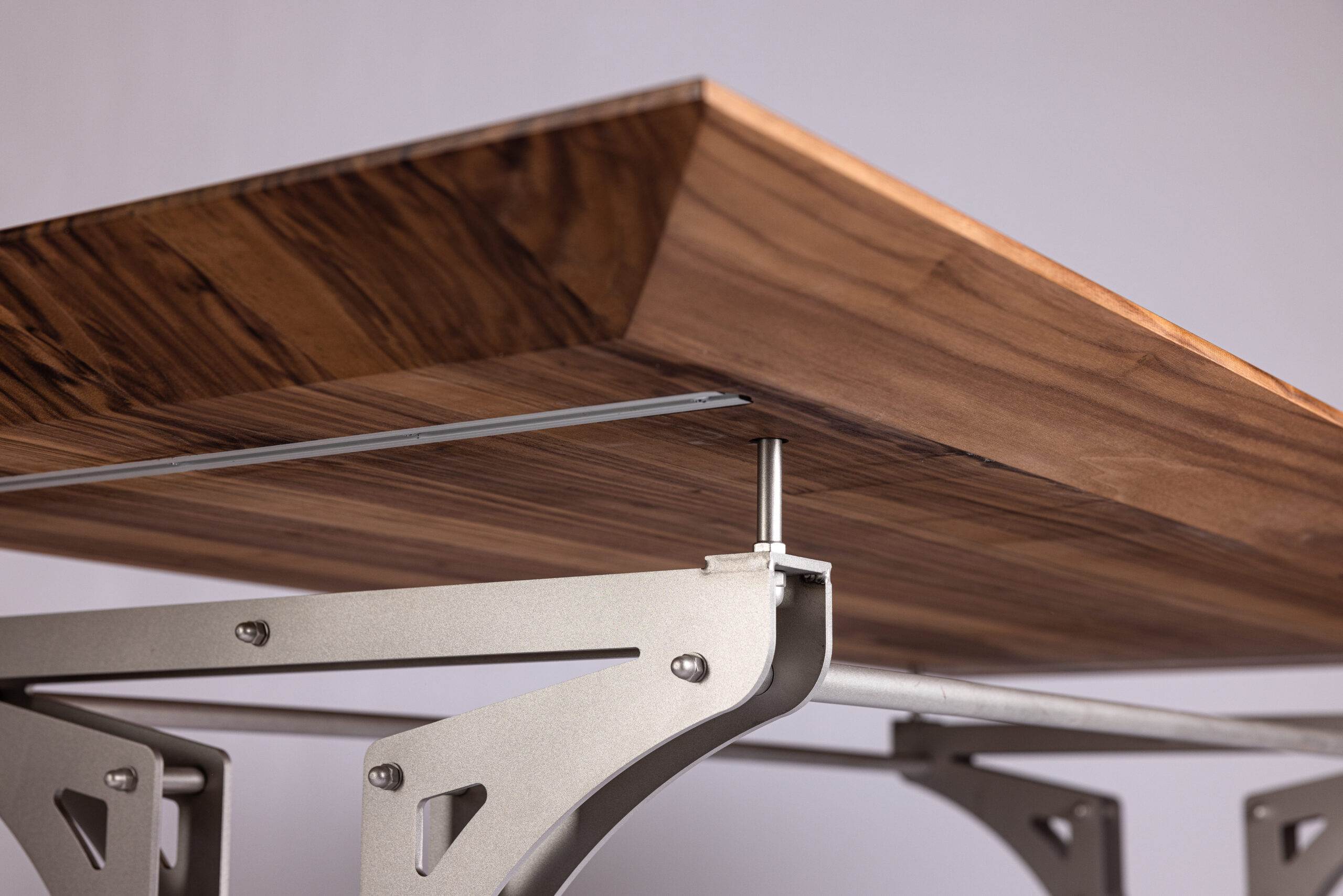 Ein Holztisch mit Ecken und Kanten von Torelli Design Grüsch.