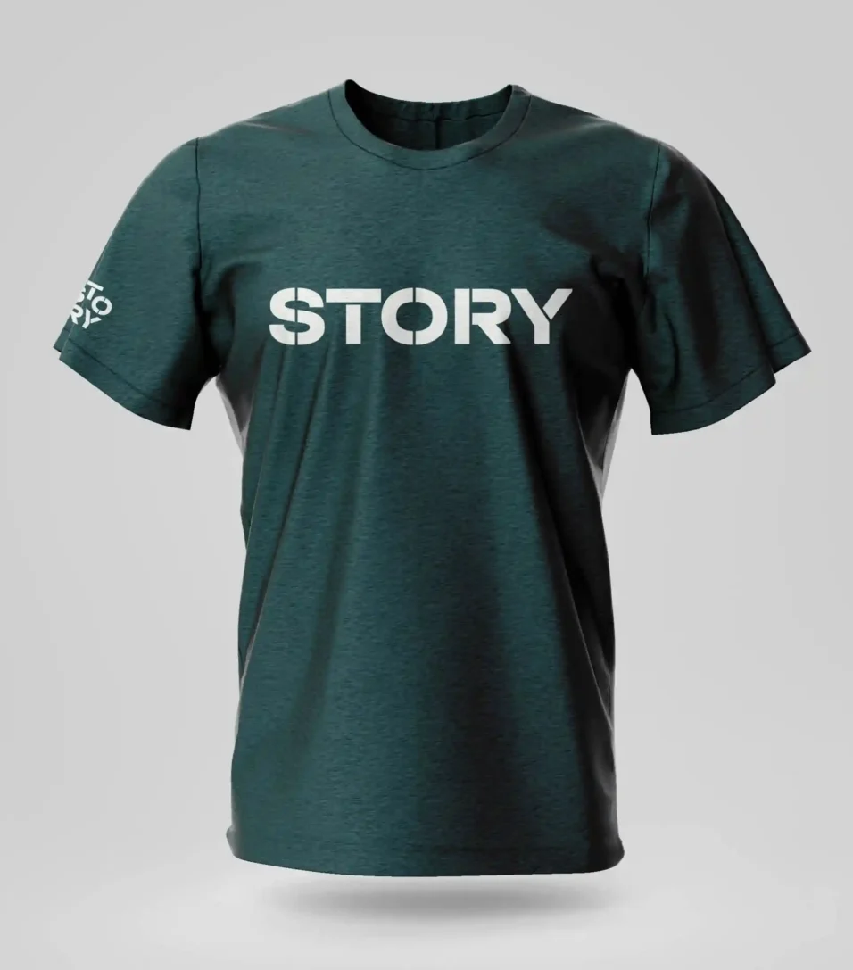 T-Shirt mit dem STORY-Schriftzug auf der Brust.